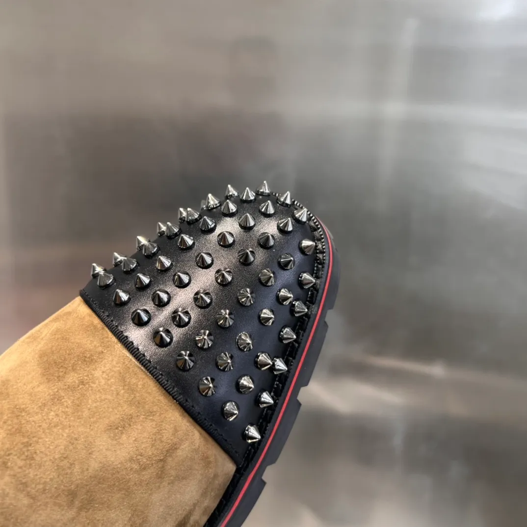 👟👟Ex-factory price 860👟👟 ╔Tire sole front toe nail army green sheep boots╗ ·Top version customization·²⁰²²𝐬𝐬 𝑪𝒉𝒓𝒊𝒔𝒕𝒊𝒂𝒏 𝑳𝒐𝒖𝒃𝒐𝒖𝒕𝒊𝒏 ▪️No matter the last shape, fabric, diamonds, nails, lining, outsole, they are as close as possible to ZP... ▪️The original sole is specially provided by the original factory ▪️The lining is imported water-dyed cowhide ▪️Private customization time is about 3-7 days —————— Size: Men's 39M-47M